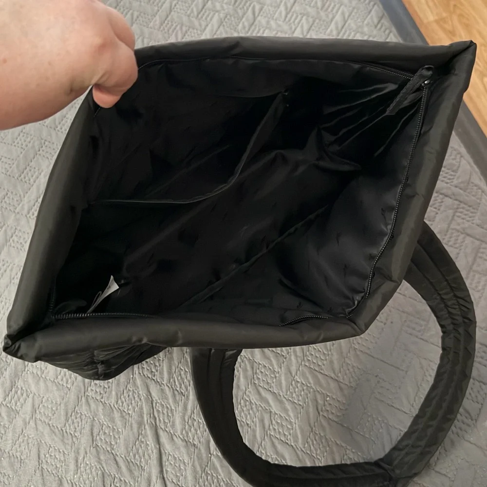 Brand new”Reebok”(ELLIE)tote bag.Size-H-15”,W-20”xD7”.23L capacity.Color-black🖤 - Picture 11 of 14